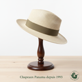 Chapeau Panama Maison Miraflores - fond blanc socle bois